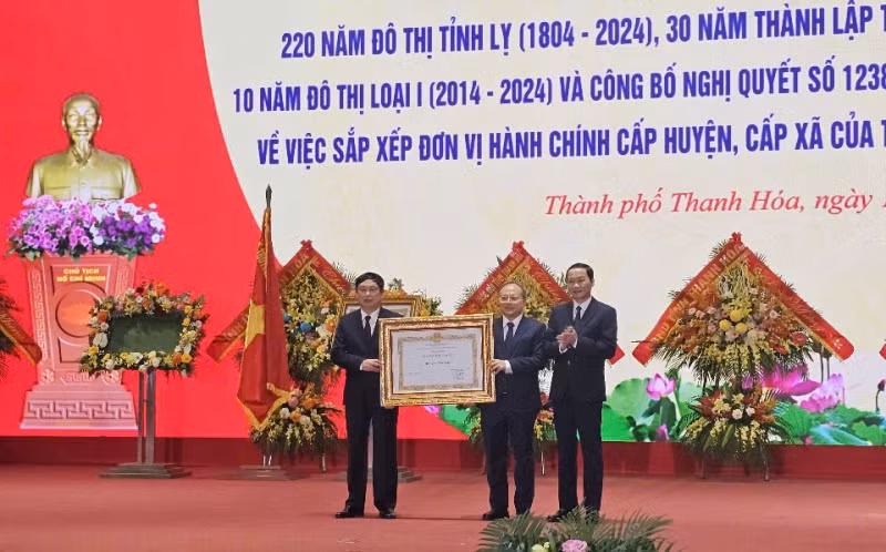 Chủ tịch tỉnh Thanh Hóa trao công nhận danh hiệu kiểu mẫu cho huyện Đông Sơn.