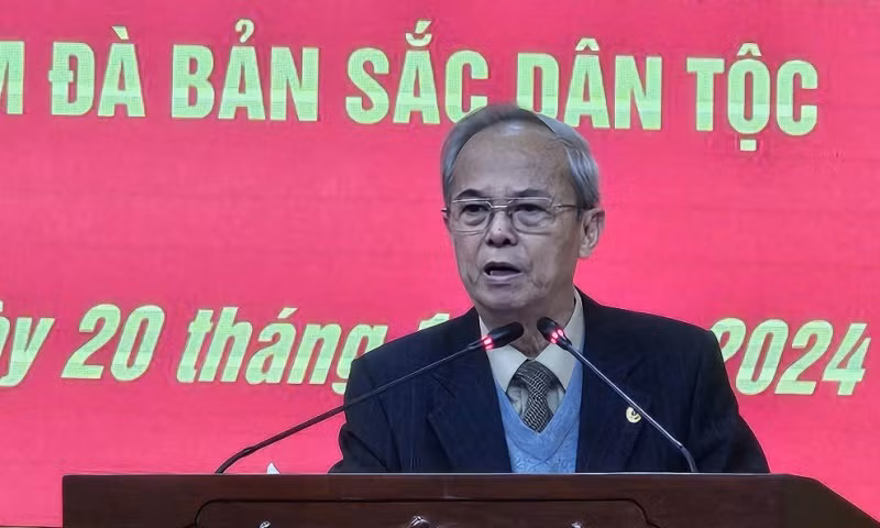 Giáo sư, Tiến sĩ Đinh Xuân Dũng giới thiệu chuyên đề về văn hóa tại hội nghị.
