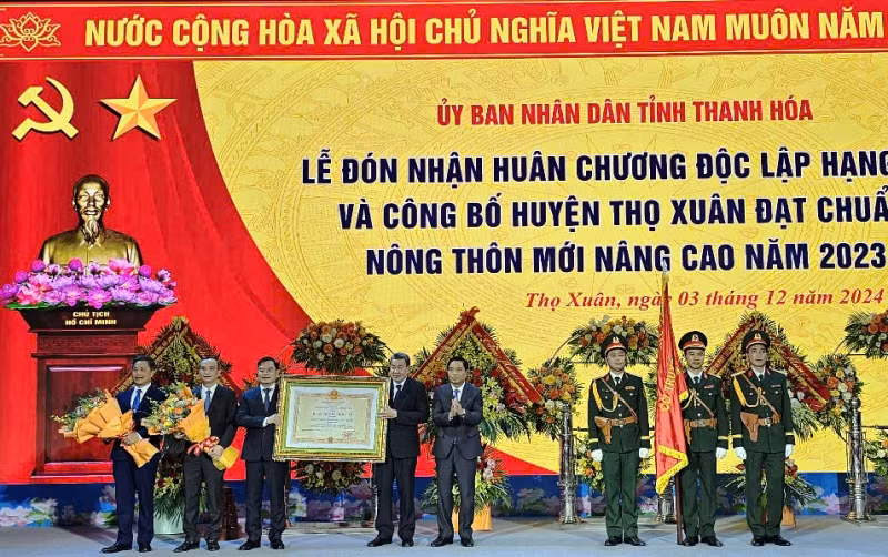 Lãnh đạo tỉnh Thanh Hóa trao Huân chương Độc lập cho huyện Thọ Xuân. Lãnh đạo tỉnh Thanh Hóa trao Huân chương Độc lập cho huyện Thọ Xuân.
