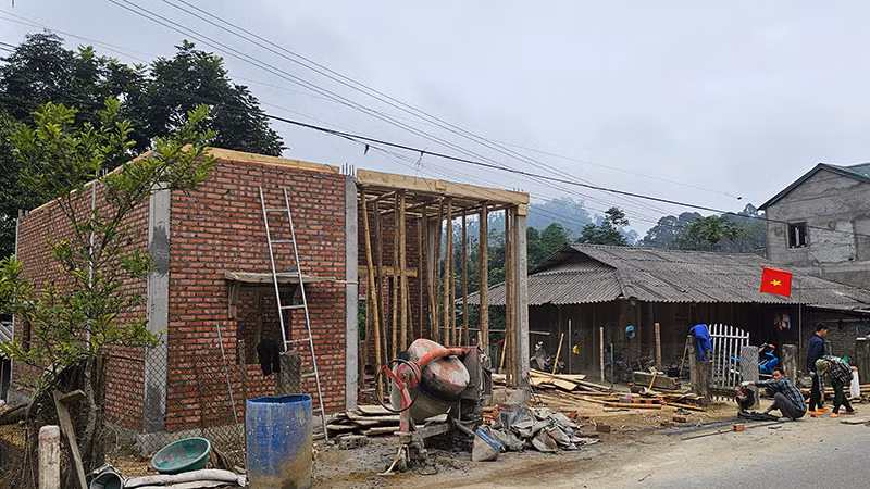 Nguồn hỗ trợ từ chương trình mục tiêu quốc gia và huy động theo Chỉ thị 22 của Tỉnh ủy Thanh Hóa trợ giúp hộ nghèo ở huyện Mường Lát xây dựng nhà ở. Nguồn hỗ trợ từ chương trình mục tiêu quốc gia và huy động theo Chỉ thị 22 của Tỉnh ủy Thanh Hóa trợ giúp hộ nghèo ở huyện Mường Lát xây dựng nhà ở.