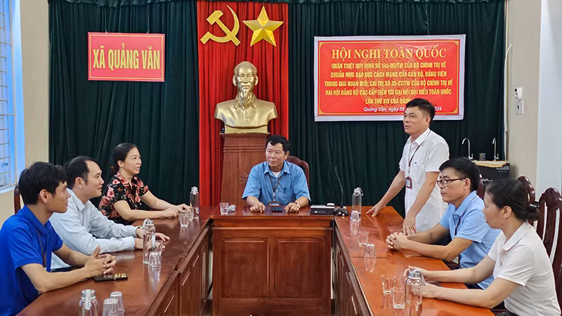 Tập thể lãnh đạo ở xã Quảng Văn giao ban thường kỳ. Tập thể lãnh đạo ở xã Quảng Văn giao ban thường kỳ.