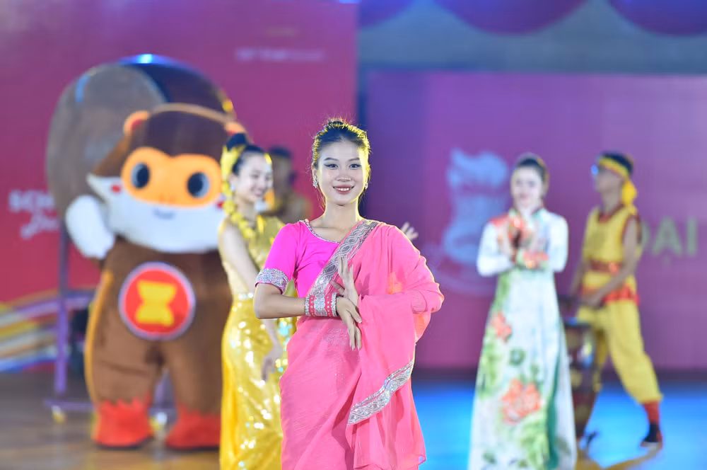 Các tiết mục văn nghệ mang màu sắc văn hóa Việt Nam và các nước Đông Nam Á. Các tiết mục văn nghệ mang màu sắc văn hóa Việt Nam và các nước Đông Nam Á.