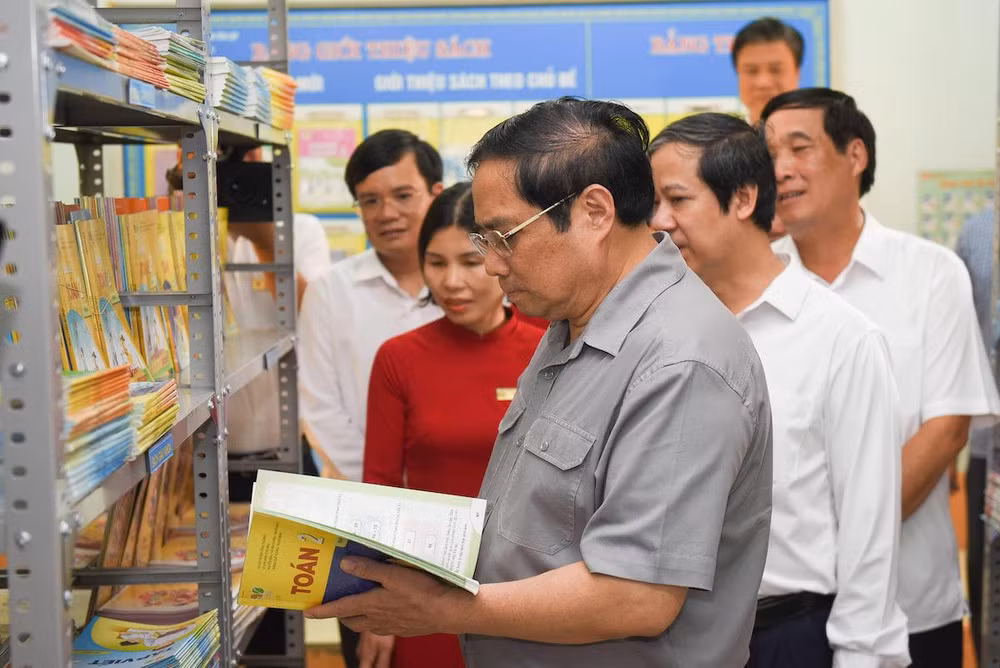 Thủ tướng Phạm Minh Chính kiểm tra cơ sở vật chất của Trường tiểu học thị trấn Yên Lập.