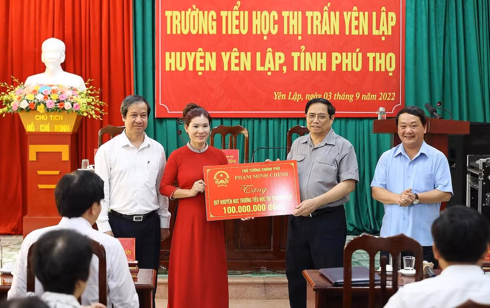Thủ tướng Phạm Minh Chính tặng quà Quỹ khuyến học Trường tiểu học thị trấn Yên Lập.