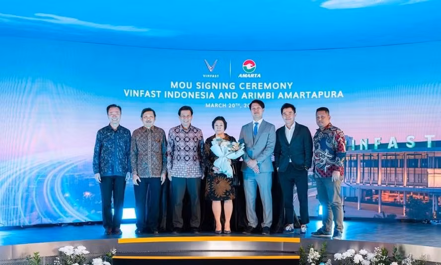 Đại sứ Đặc mệnh Toàn quyền Việt Nam tại Indonesia Tạ Văn Thông (thứ ba từ bên trái), Chủ tịch Tập đoàn Amarta (giữa), và Cựu Đại sứ Indonesia tại Việt Nam Pitono Purnomo (thứ hai từ bên trái) chứng kiến lễ ký kết.