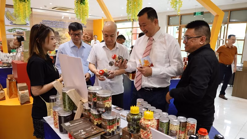 Các đại biểu tham quan các gian hàng trưng bày sản phẩm OCOP.