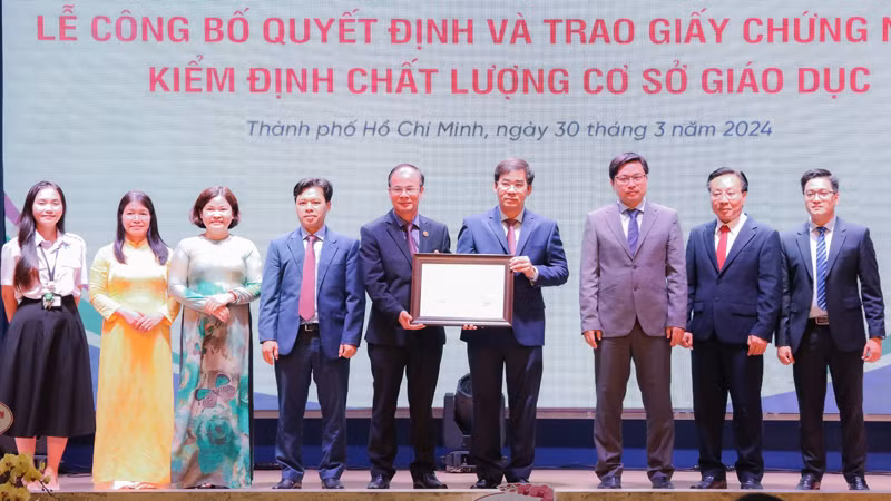 Trường đại học Luật Thành phố Hồ Chí Minh đón nhận chứng nhận kiểm định chất lượng cấp cơ sở giáo dục.