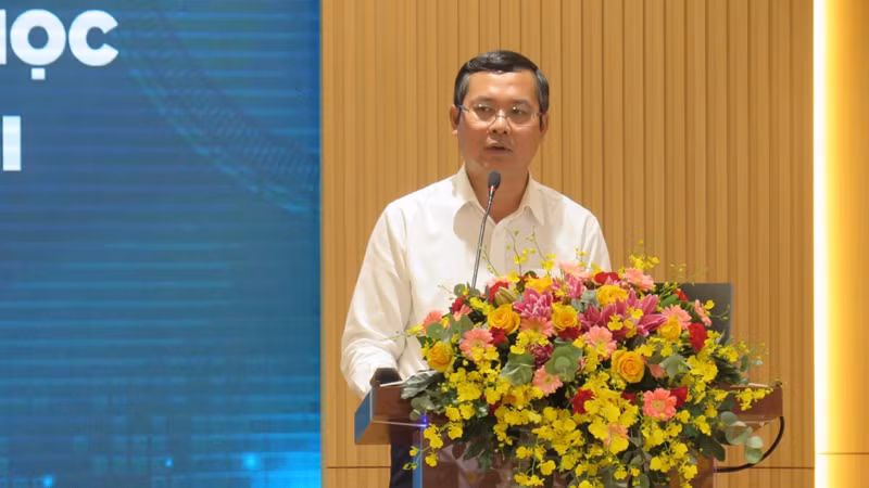 Thứ trưởng Giáo dục và Đào tạo Nguyễn Văn Phúc phát biểu tại tọa đàm.