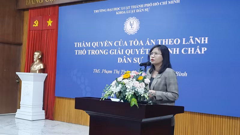 Chuyên gia phát biểu tại hội thảo “Góp ý sửa đổi, bổ sung Bộ luật Tố tụng Dân sự năm 2015 từ yêu cầu của thực tiễn xét xử”.