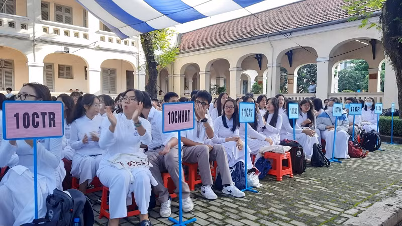 Học sinh Trường Trung học phổ thông chuyên Lê Hồng Phong trong ngày khai giảng năm học mới.