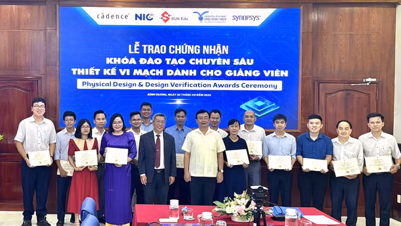 Công ty cổ phần Giáo dục quốc tế Sun Edu trao giấy chứng nhận hoàn thành Khóa đào tạo chuyên sâu thiết kế vi mạch cho 23 giảng viên của Trường đại học Thủ Dầu Một.