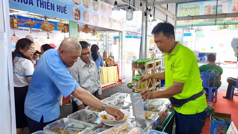 Người tiêu dùng tham quan, mua sắm tại hội chợ.