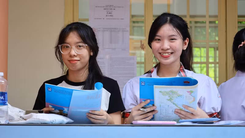 Thí sinh tranh thủ ôn bài trước khi bước vào phòng thi đánh giá năng lực Thí sinh tranh thủ ôn bài trước khi bước vào phòng thi đánh giá năng lực