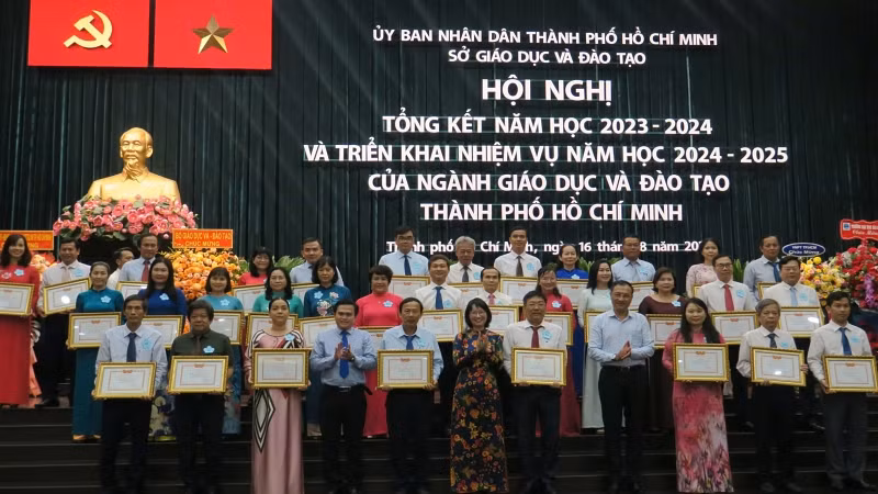Thành phố Hồ Chí Minh khen thưởng các tập thể, cá nhân có thành tích xuất sắc.