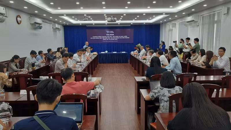 Quang cảnh Tọa đàm Chương trình VNU350.