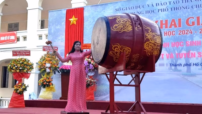 Cô Phạm Thị Bé Hiền, Hiệu trưởng Trường Trung học phổ thông chuyên Lê Hồng Phong đánh trống khai trường.