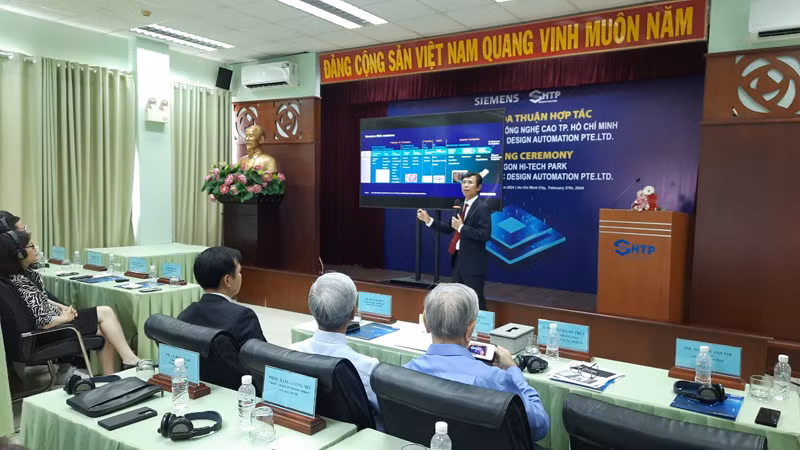Phó Giáo sư, Tiến sĩ Nguyễn Anh Thi, Trưởng Ban Quản lý Khu Công nghệ cao Thành phố Hồ Chí Minh trình bày về chiến lược thu hút các dự án công nghệ cao.