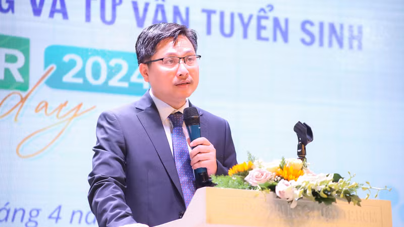 Phó Giáo sư, Tiến sĩ Trần Việt Dũng, Phó Hiệu trưởng trường Đại học Luật Thành phố Hồ Chí Minh phát biểu tại ngày hội.