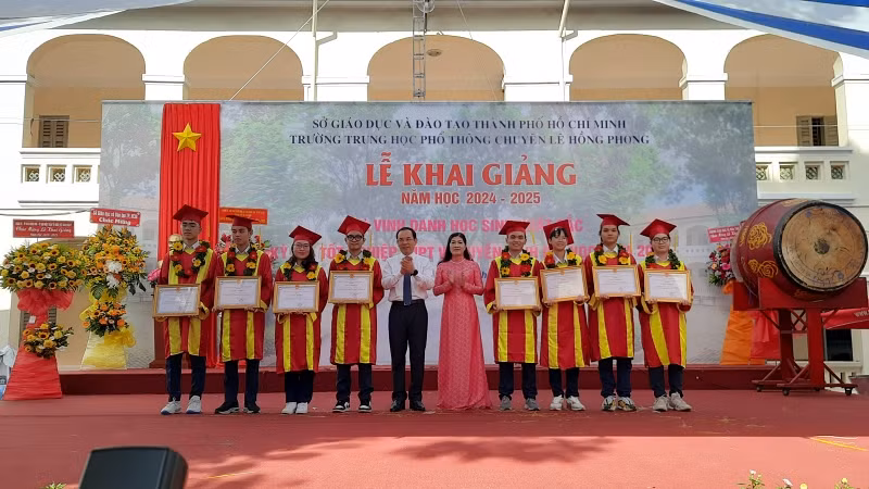Đồng chí Nguyễn Văn Nên trao giấy khen cho các em học sinh Trường Trung học phổ thông chuyên Lê Hồng Phong đạt thành tích cao trong năm học 2023-2024.