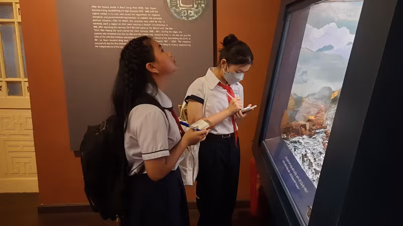 Học sinh Thành phố Hồ Chí Minh tham quan Bảo tàng Lịch sử Thành phố Hồ Chí Minh.