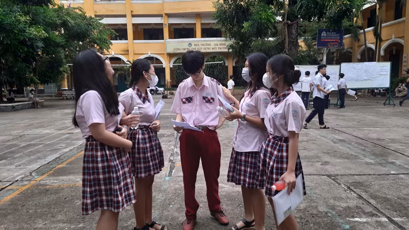 Các thí sinh tham gia kỳ thi tuyển sinh lớp 10 công lập năm học 2023-2024 tại Thành phố Hồ Chí Minh. 