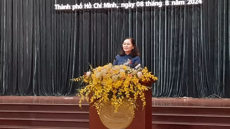 Đồng chí Nguyễn Thị Lệ, Phó Bí thư Thành ủy, Chủ tịch Hội đồng nhân dân Thành phố Hồ Chí Minh phát biểu tại lễ tuyên dương. Đồng chí Nguyễn Thị Lệ, Phó Bí thư Thành ủy, Chủ tịch Hội đồng nhân dân Thành phố Hồ Chí Minh phát biểu tại lễ tuyên dương.