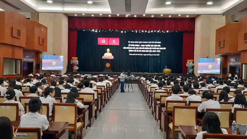 Quang cảnh Lễ tuyên dương, khen thưởng học sinh giỏi, giáo viên dạy giỏi, giáo viên bồi dưỡng đội tuyển học sinh giỏi Thành phố Hồ Chí Minh năm học 2023-2024 . Quang cảnh Lễ tuyên dương, khen thưởng học sinh giỏi, giáo viên dạy giỏi, giáo viên bồi dưỡng đội tuyển học sinh giỏi Thành phố Hồ Chí Minh năm học 2023-2024 .