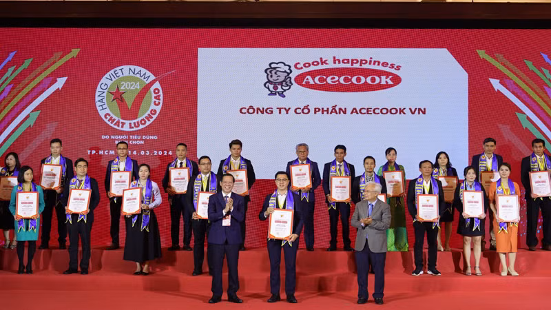 Trao chứng nhận hàng Việt Nam chất lượng cao cho các doanh nghiệp.