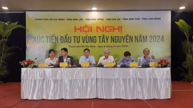 Đại diện lãnh đạo các địa phương vùng Tây Nguyên và Thành phố Hồ Chí Minh chủ trì hội nghị.