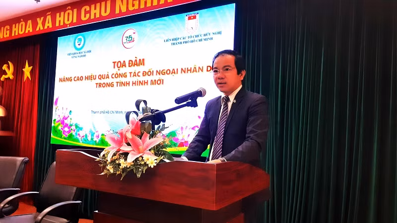 Phó Giáo sư, Tiến sĩ Vũ Tuấn Hưng, Phó Viện trưởng phụ trách Viện Khoa học xã hội vùng Nam Bộ phát biểu tại tọa đàm. Phó Giáo sư, Tiến sĩ Vũ Tuấn Hưng, Phó Viện trưởng phụ trách Viện Khoa học xã hội vùng Nam Bộ phát biểu tại tọa đàm.