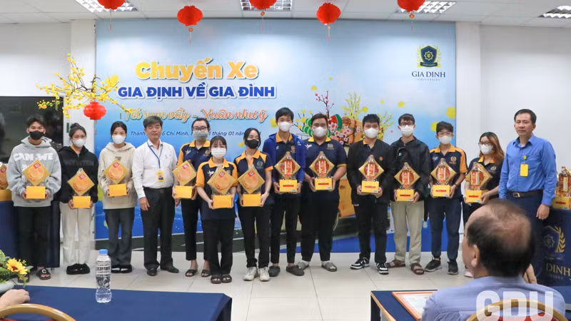 Lãnh đạo Trường đại học Gia Định tặng quà Tết cho sinh viên.