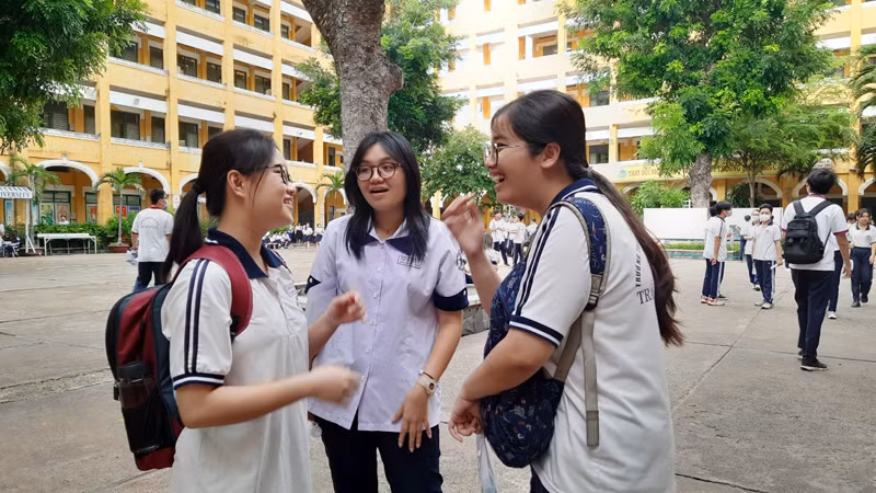 Thí sinh tại Điểm thi Trường trung học phổ thông Trưng Vương, quận 1 tự tin và thoải mái tại kỳ thi tốt nghiệp.