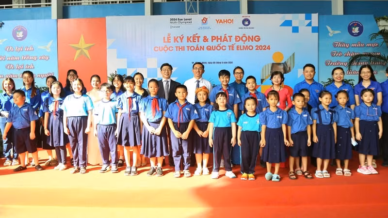 Các em học sinh chụp ảnh lưu niệm cùng các đại biểu.