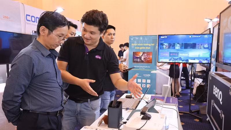 Các đại biểu tham quan các gian hàng trưng bày các giải pháp về công nghệ tại Tech4life 2023 tại Thành phố Hồ Chí Minh.