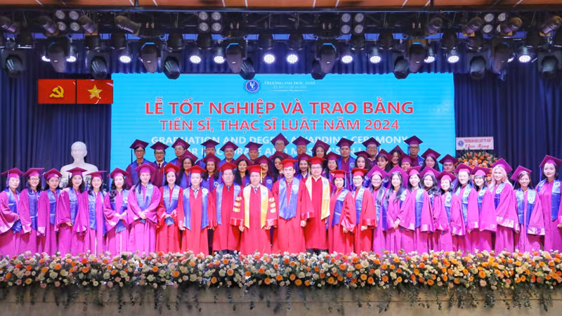 Tân tiến sĩ, thạc sĩ tại buổi lễ tốt nghiệp