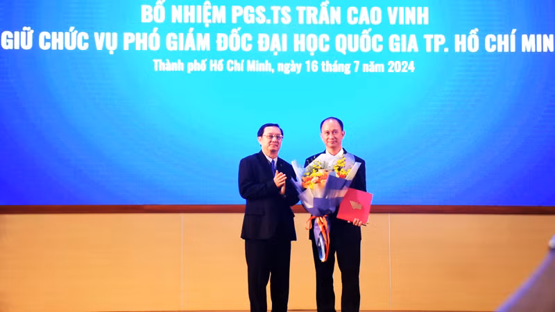 Thừa ủy quyền Thủ tướng Chính phủ, đồng chí Huỳnh Thành Đạt, Bộ trưởng Khoa học và Công nghệ trao quyết định bổ nhiệm Phó Giám đốc Đại học Quốc gia Thành phố Hồ Chí Minh cho đồng chí Trần Cao Vinh. Thừa ủy quyền Thủ tướng Chính phủ, đồng chí Huỳnh Thành Đạt, Bộ trưởng Khoa học và Công nghệ trao quyết định bổ nhiệm Phó Giám đốc Đại học Quốc gia Thành phố Hồ Chí Minh cho đồng chí Trần Cao Vinh.