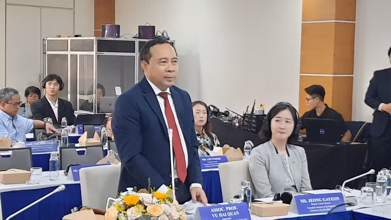 Phó Giáo sư, Tiến sĩ Vũ Hải Quân, Giám đốc Đại học Quốc gia Thành phố Hồ Chí Minh phát biểu tại tọa đàm. Phó Giáo sư, Tiến sĩ Vũ Hải Quân, Giám đốc Đại học Quốc gia Thành phố Hồ Chí Minh phát biểu tại tọa đàm.
