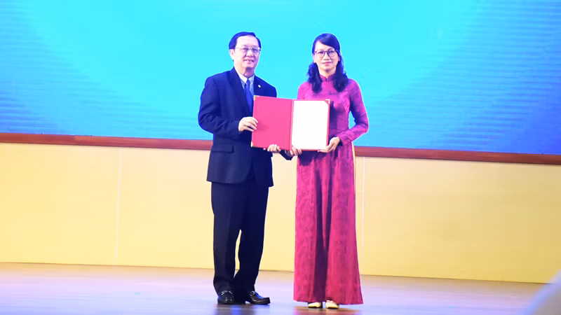 Công bố các quyết định về tổ chức, nhân sự Đại học Quốc gia Thành phố Hồ Chí Minh ảnh 1 Công bố các quyết định về tổ chức, nhân sự Đại học Quốc gia Thành phố Hồ Chí Minh ảnh 1
