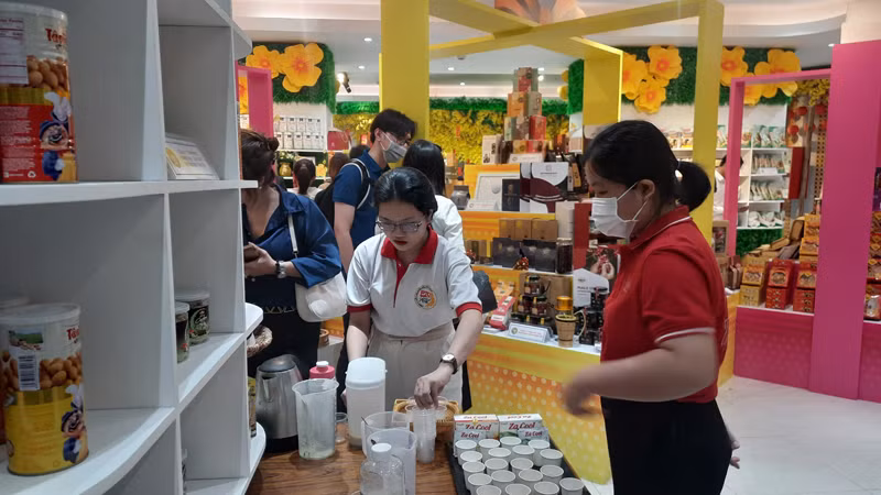 Doanh nghiệp trưng bày sản phẩm tại showroom Trung tâm Xúc tiến Thương mại và Đầu tư Thành phố Hồ Chí Minh. Doanh nghiệp trưng bày sản phẩm tại showroom Trung tâm Xúc tiến Thương mại và Đầu tư Thành phố Hồ Chí Minh.