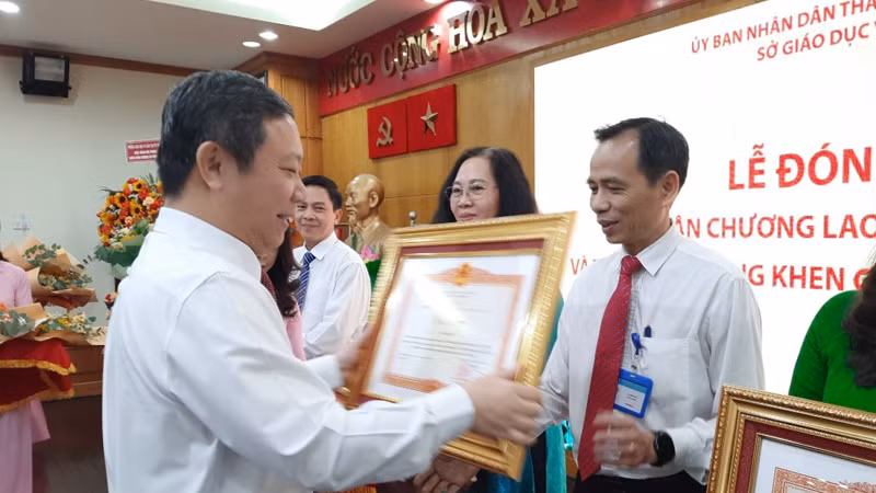 Phó Chủ tịch Ủy ban nhân dân Thành phố Hồ Chí Minh Dương Anh Đức trao tặng Bằng khen của Thủ tướng Chính phủ cho các tập thể, cá nhân.