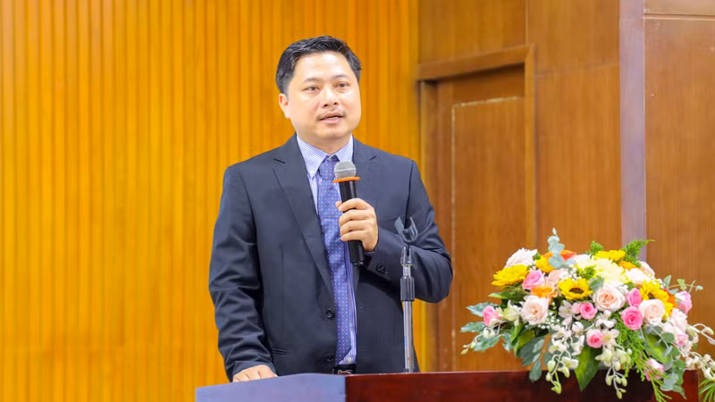 Phó Giáo sư, Tiến sĩ Trần Việt Dũng, Phó Hiệu trưởng Trường đại học Luật Thành phố Hồ Chí Minh phát biểu tại tọa đàm. Phó Giáo sư, Tiến sĩ Trần Việt Dũng, Phó Hiệu trưởng Trường đại học Luật Thành phố Hồ Chí Minh phát biểu tại tọa đàm.