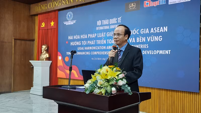 Phó Giáo sư, Tiến sĩ Vũ Văn Nhiêm, Chủ tịch Hội đồng Trường đại học Luật Thành phố Hồ Chí Minh phát biểu tại Hội thảo.
