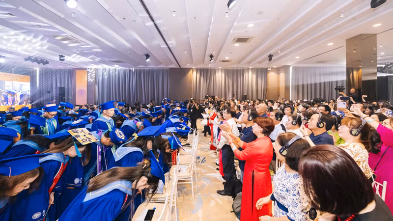 Các tân cử nhân tri ân thầy cô, người thân tại lễ tốt nghiệp