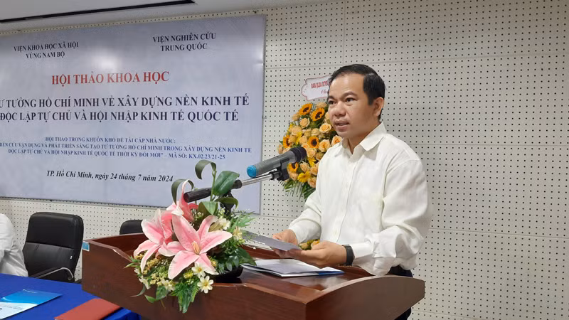 Phó Giáo sư, Tiến sĩ Vũ Tuấn Hưng, Phó Viện trưởng phụ trách Viện Khoa học xã hội vùng Nam Bộ phát biểu tại hội thảo.