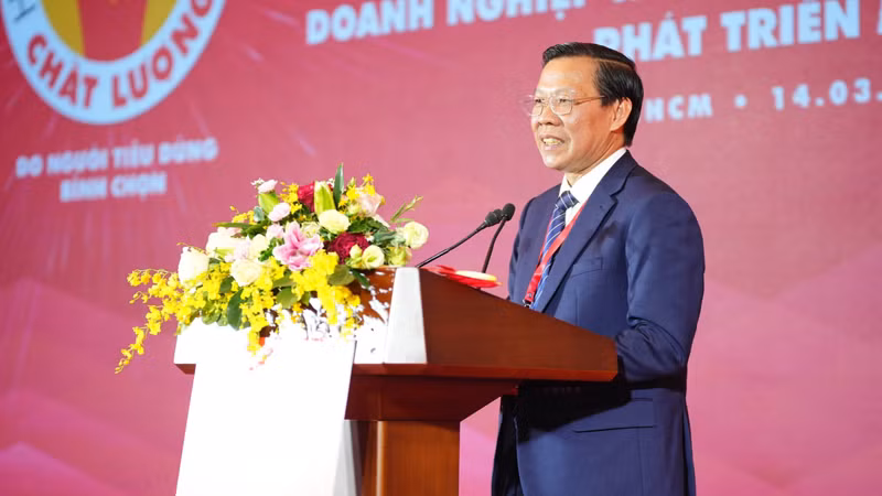 Chủ tịch Ủy ban nhân dân Thành phố Hồ Chí Minh Phan Văn Mãi phát biểu tại lễ trao chứng nhận hàng Việt Nam chất lượng cao.