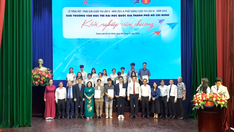 Ban tổ chức chụp lưu niệm với các tác giả đạt giải.