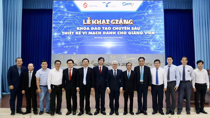 Các đại biểu chụp ảnh lưu niệm tại Lễ khai giảng.