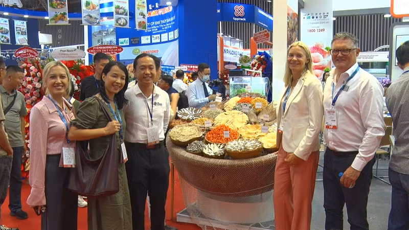 Các đại biểu tham quan các gian hàng trưng bày tại triển lãm.