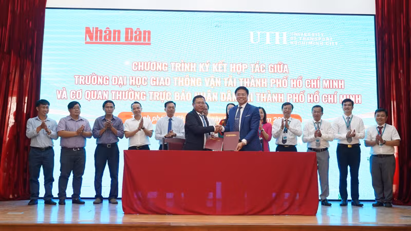 Cơ quan Thường trực Báo Nhân Dân tại Thành phố Hồ Chí Minh và Trường đại học Giao thông vận tải Thành phố Hồ Chí Minh ký kết thỏa thuận hợp tác