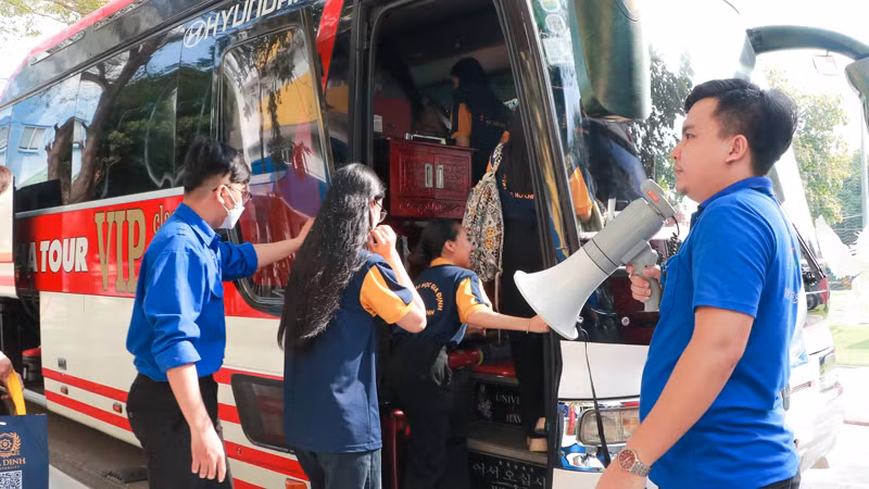 Các bạn sinh viên lên xe về quê đón Tết.